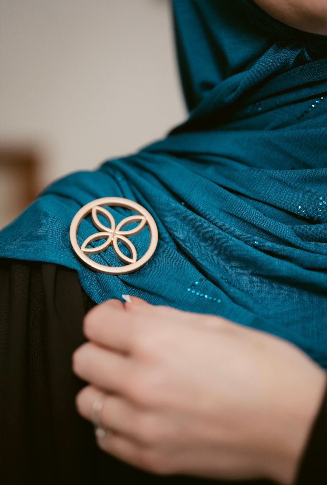 The emblem brooch - Matt gold